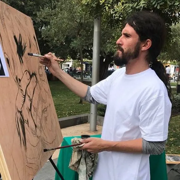 Nacho Puerto pintando a la acuarela al aire libre. Modalidad de taller presencial en Castellón.